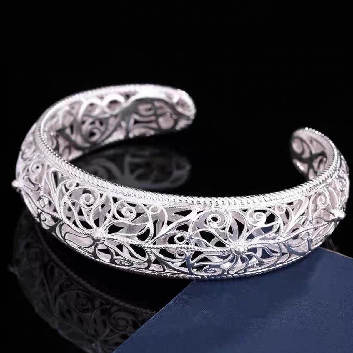 

Лидер продаж, широкий браслет из полой филигранной формы, дворцовый стиль, филигранный ремесло, открытый регулируемый браслет, нишевый дизайн, сказочный подарок высокого класса