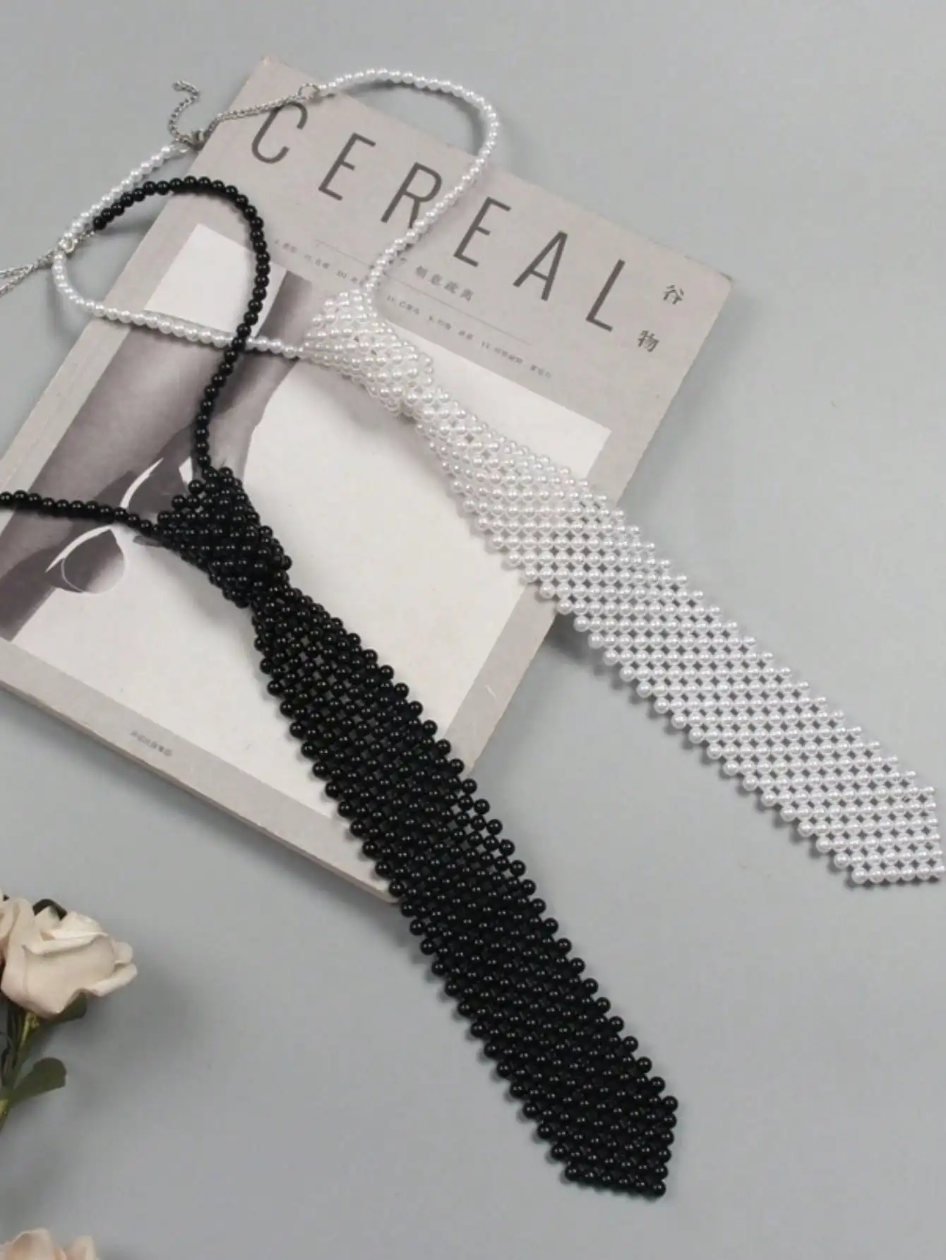 

Ожерелье ручной работы с искусственным жемчугом в черно-белых тонах, на завязках, для официальных или повседневных образов