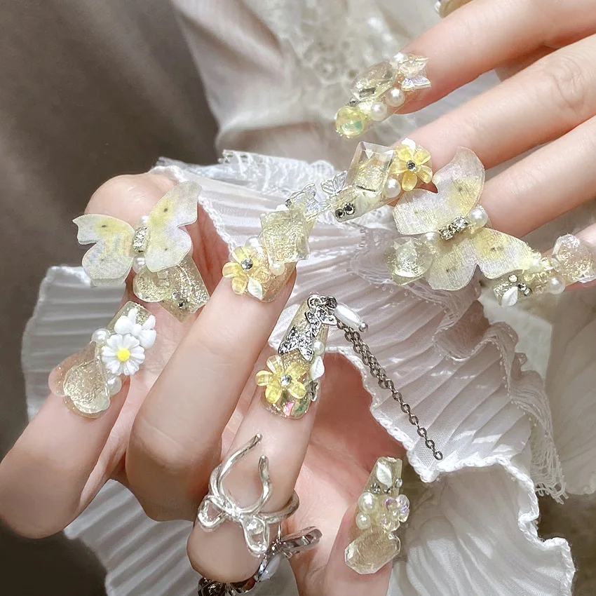 24 Stück leichte, luxuriöse künstliche Nagelspitzen, hellgelb, mittellange Sarg-Kunstnägel mit großen Butterly-Blumen-Designs, zum Aufdrücken der Nägel