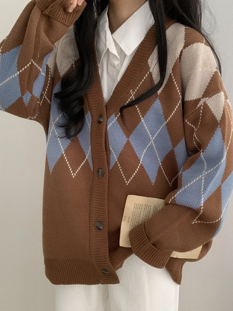 سترة Korobov الكورية Ins Preppy فضفاضة برقبة على شكل حرف V وصدر واحد من Argyle تناسب جميع المناسبات المحبوكة