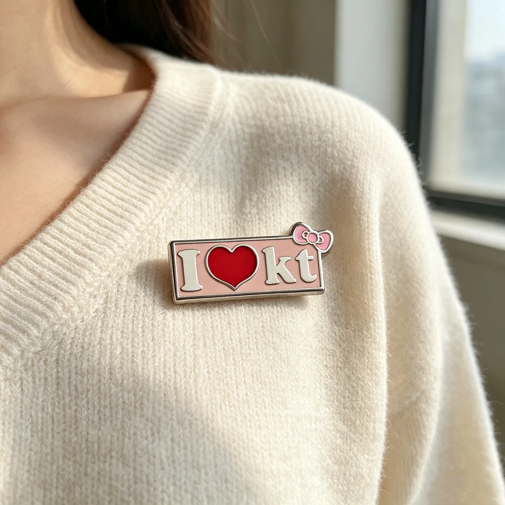 Niedliche Emaille-Pins „I Love KT“-Broschen, rosa Schleife, rotes Herz, Metall-Abzeichen, Anstecknadel für Rucksack, Jeansjacke, Geschenk – Detail 13