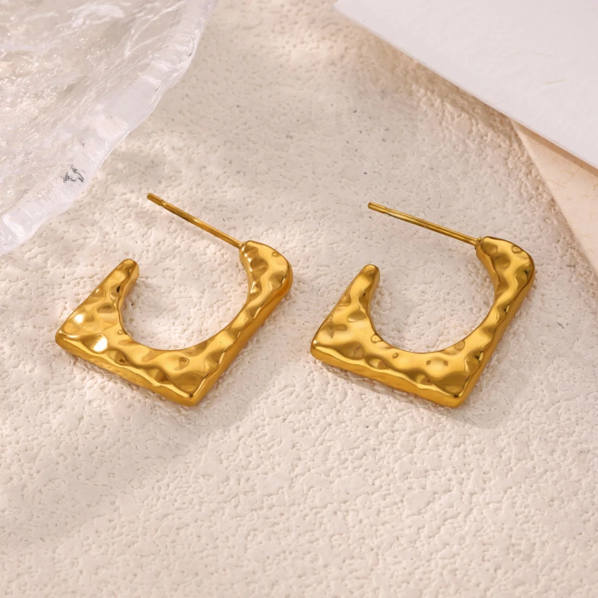 Vintage Goldfarbene Edelstahl-Creolen, gehämmerte geometrische quadratische plissierte klobige Croissant-Ohrringe, Damenschmuck – Detail 4