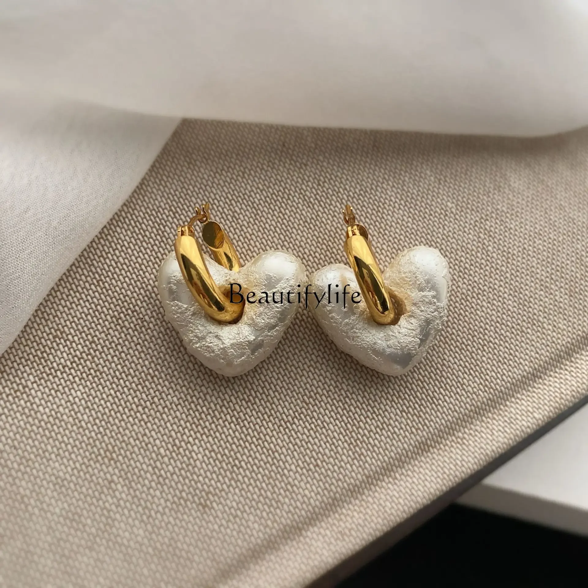 

Natural resin stud earrings temperament niche design love shape ear buckle versatile