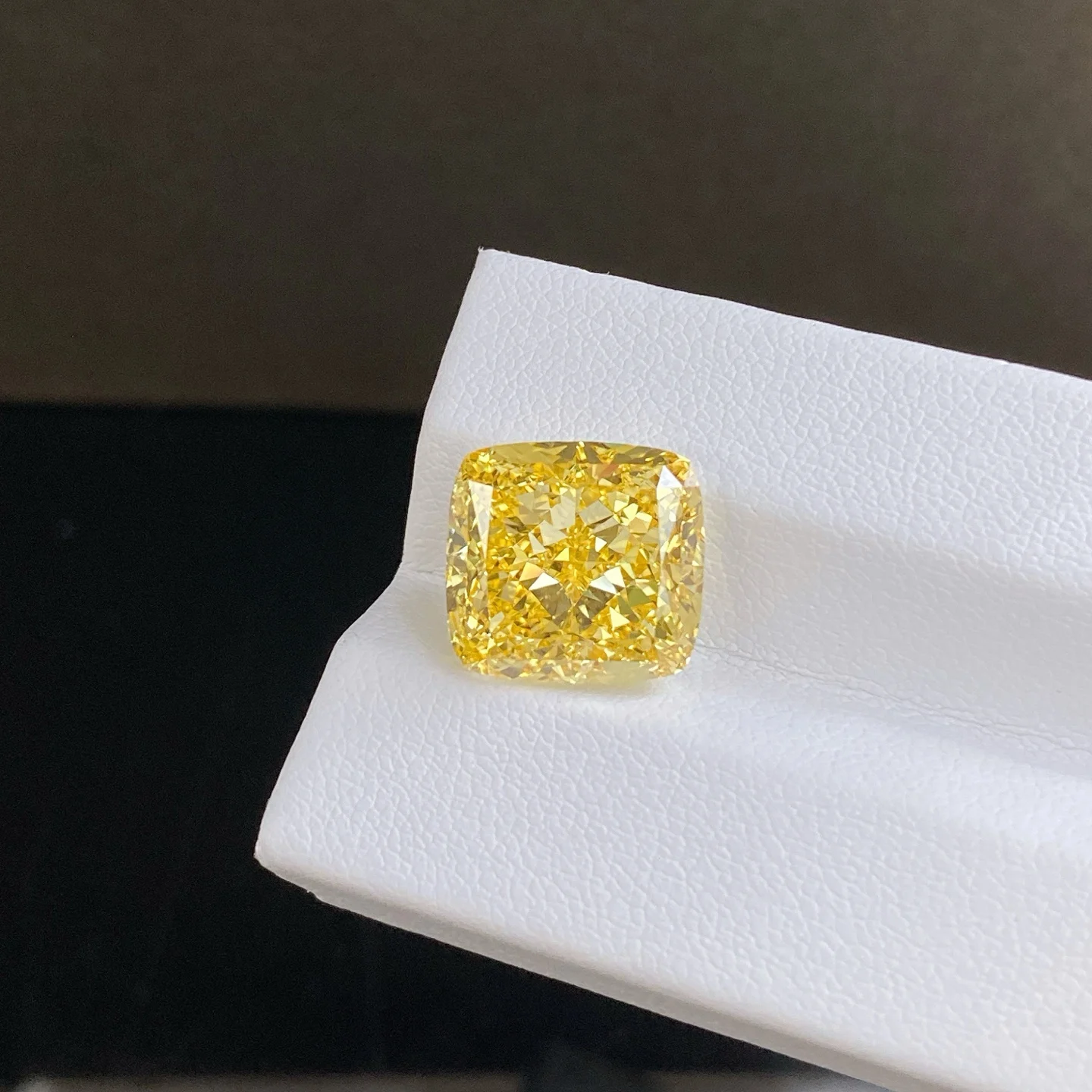 Mishang 10.01CT VS1 Fancy Vivid Yellow lab grown diamond With IGI Certificate Cushion Shape cvd Diamonds Wholesale YHX2-14