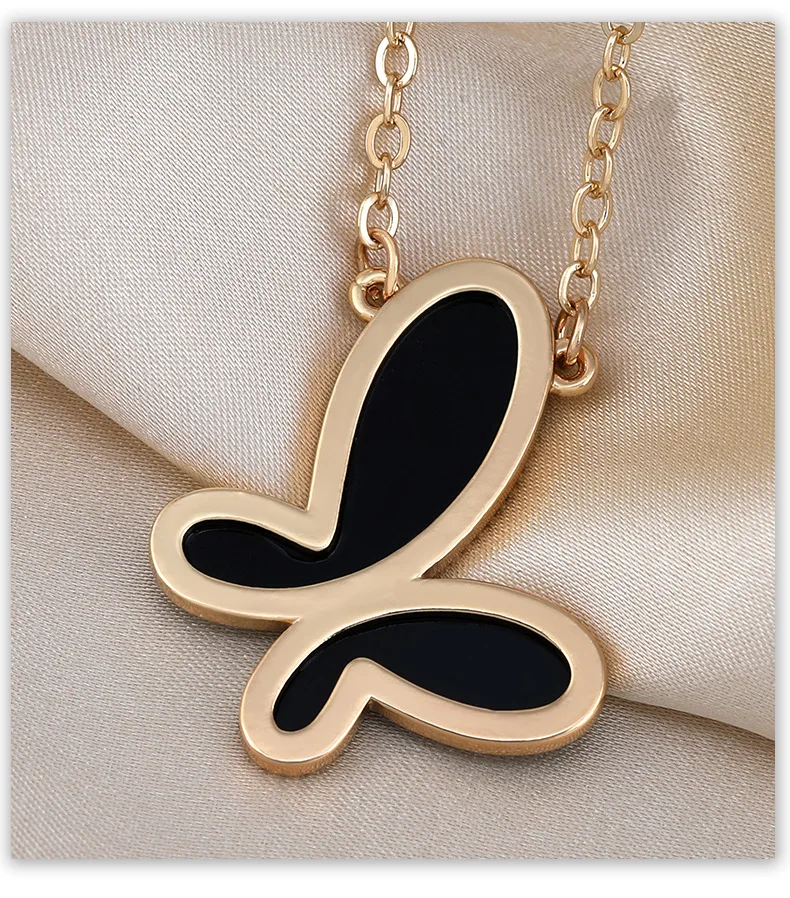 قلادة الفراشة المخططة هي قلادة عصرية ومتعددة الاستخدامات للسترات النسائية