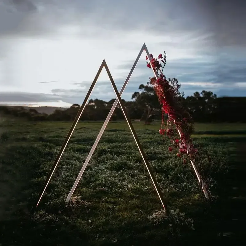 

Кованая железная арка-треугольник с геометрическим узором, окрашенная, металлический каркас, декор для свадебных вечеринок, фон для фотосессий, украшение на день рождения, реквизит для DIY-декора