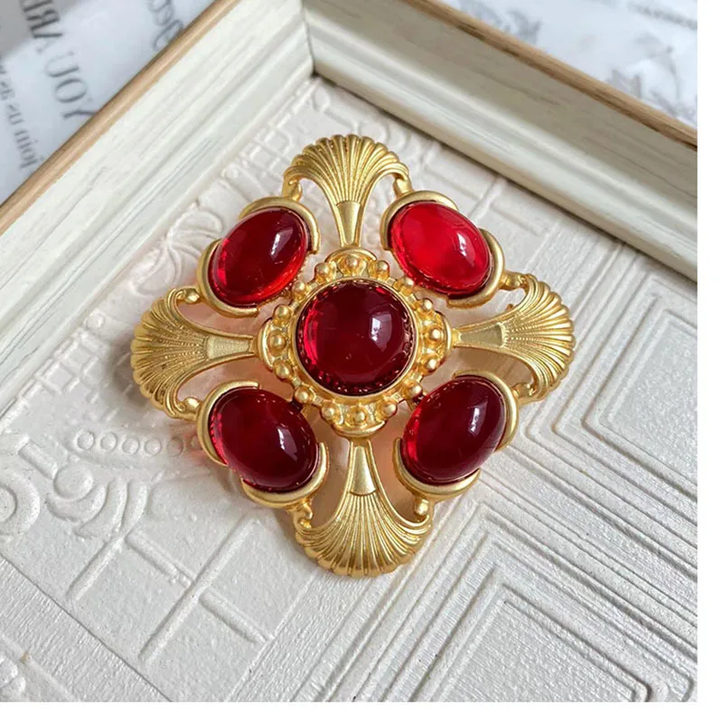 Elegant Vintage Cross Brooch Luxury Crystal Lion Brooches for Women Fashion Jewelry Winter Coat Jacket Accessories Party Gift