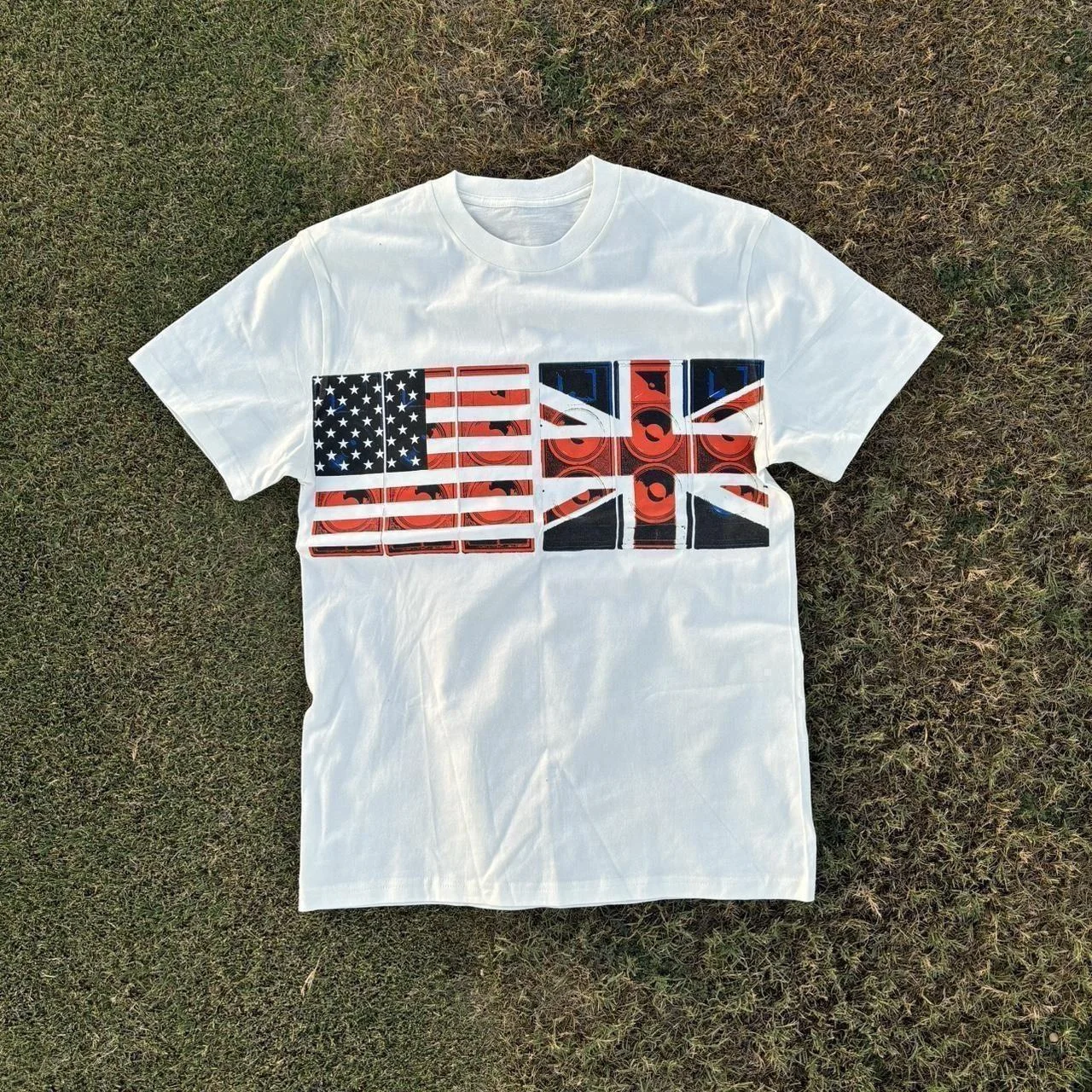 New Arrivals: T-shirts with national flag prints, '90s-inspired cropped tops, Y2K “grunge” style, and 2000s-inspired tops—unisex
