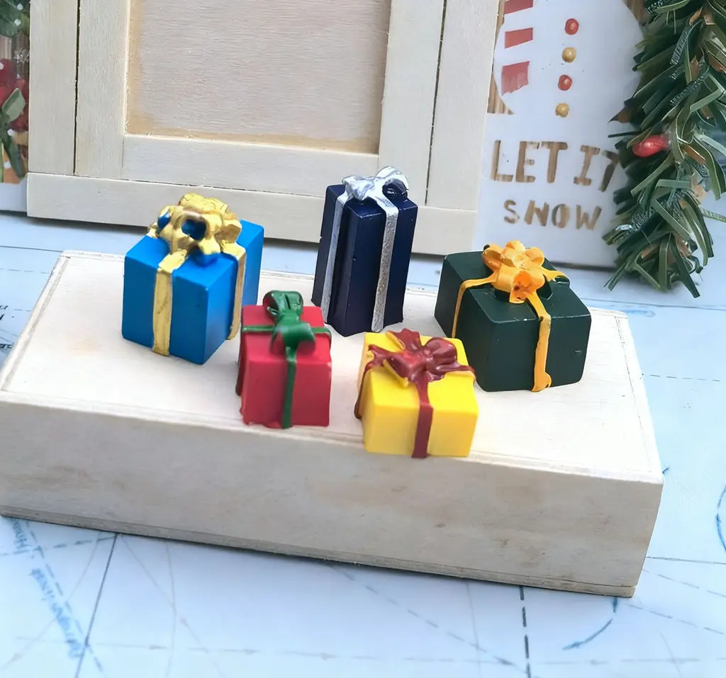 

1:12 Dollhouse Mini Christmas Gift Box: Wooden Craft, Mini Scene Decor, Festive Props & Kids Pretend Play