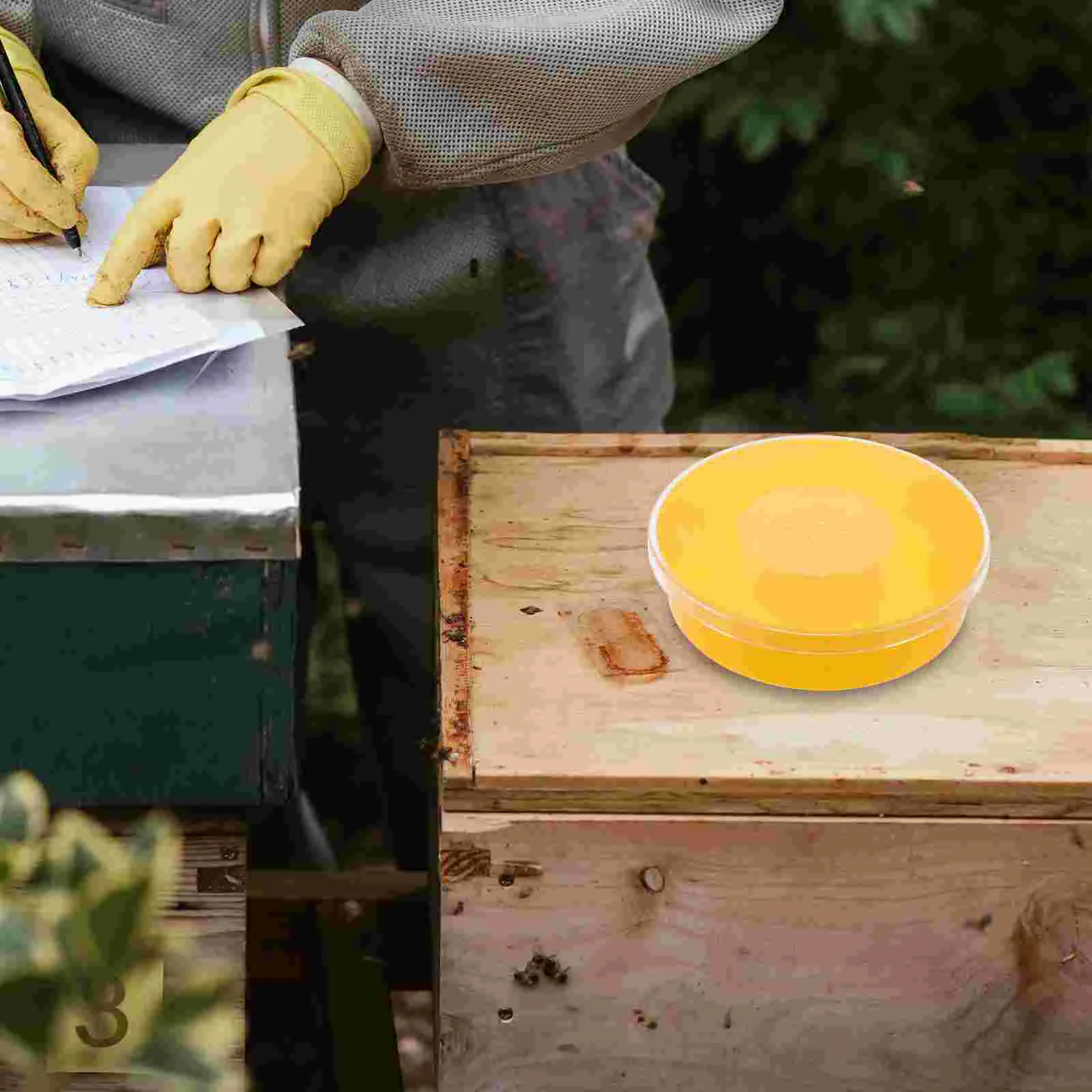 Round Bee Feeder Bee Water Feeder Beehive Drinking Bowl Beekeeping Tool (Yellow) round bee feeder bee drinking bowl