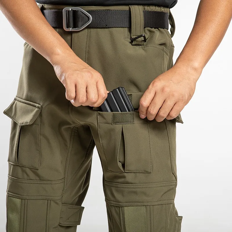 Immagine 4: Pantaloni tattici invernali da uomo, foderati in pile, con molteplici tasche, vita elasticizzata e tessuto resistente all'usura, ideali per escursioni, trekking e campeggio all'aperto.