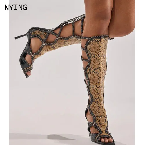 

2026 Коричневые женские сапоги со змеей, сапоги до колена на высоком каблуке с острым носком, сапоги до колена на шпильке, ширина теленка, 44