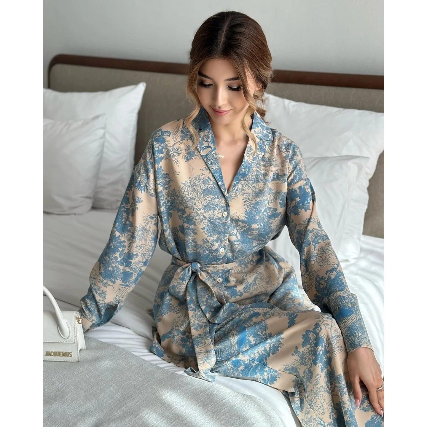 

Женский комплект: рубашка с принтом и брюки с широкими штанинами на поясе. Модная новинка сезона осень-зима.