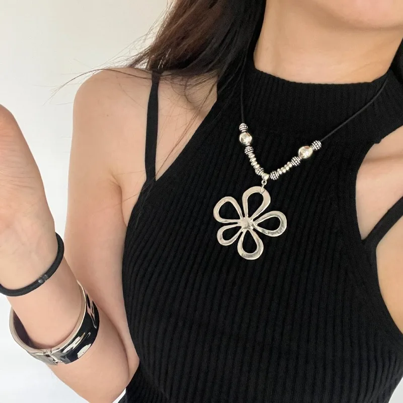 Retro Hollow Flower Round Bead Pendant Necklace for Women Fashion Ethnic Style Collarbone Chain Exaggerated Jewelry Accessories