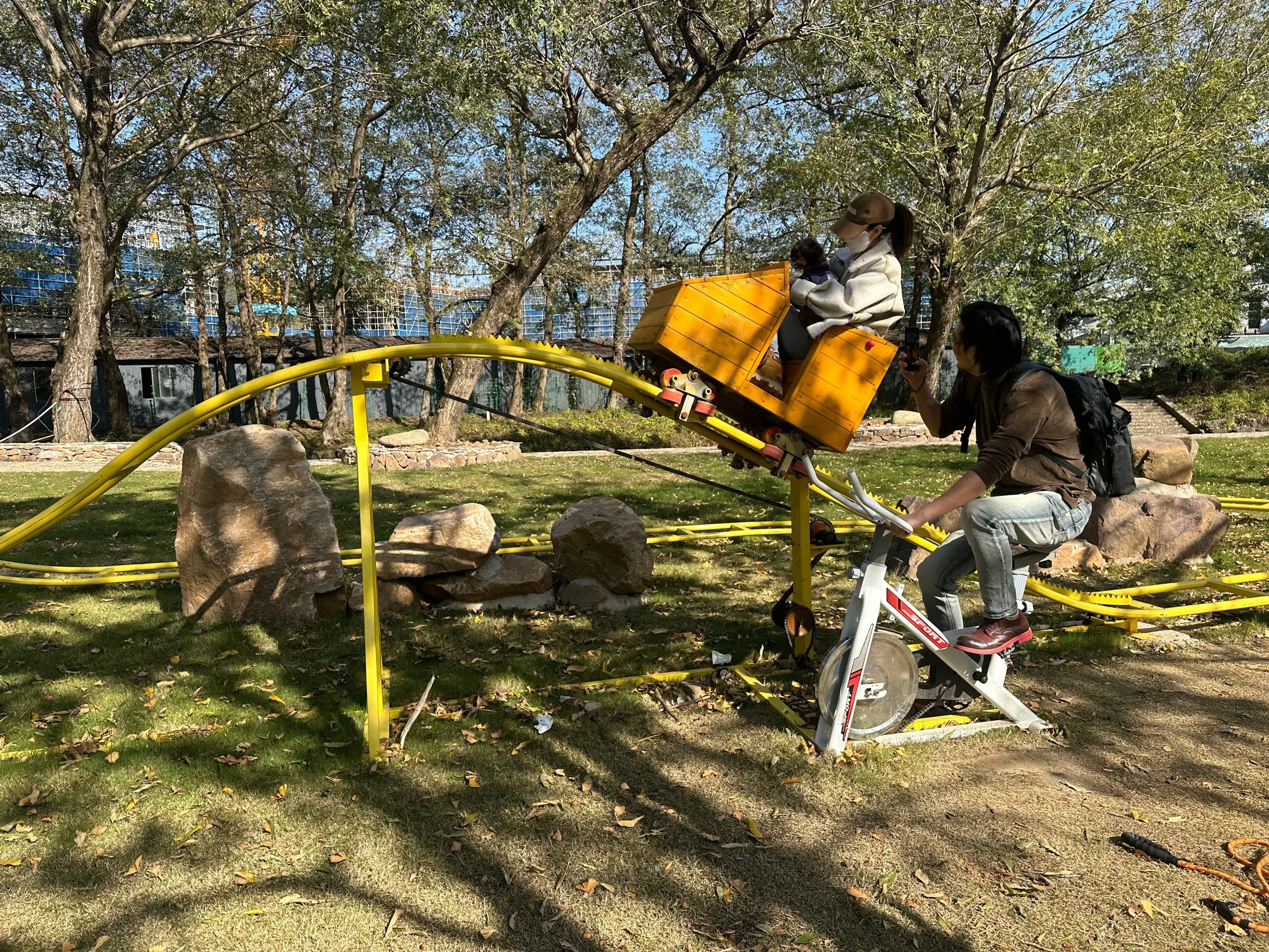 قاعدة أسطوانية صغيرة غير مدعومة للاستخدام الخارجي للأطفال مدعومة من معدات الملاهي ذات محرك القطار البشري #3