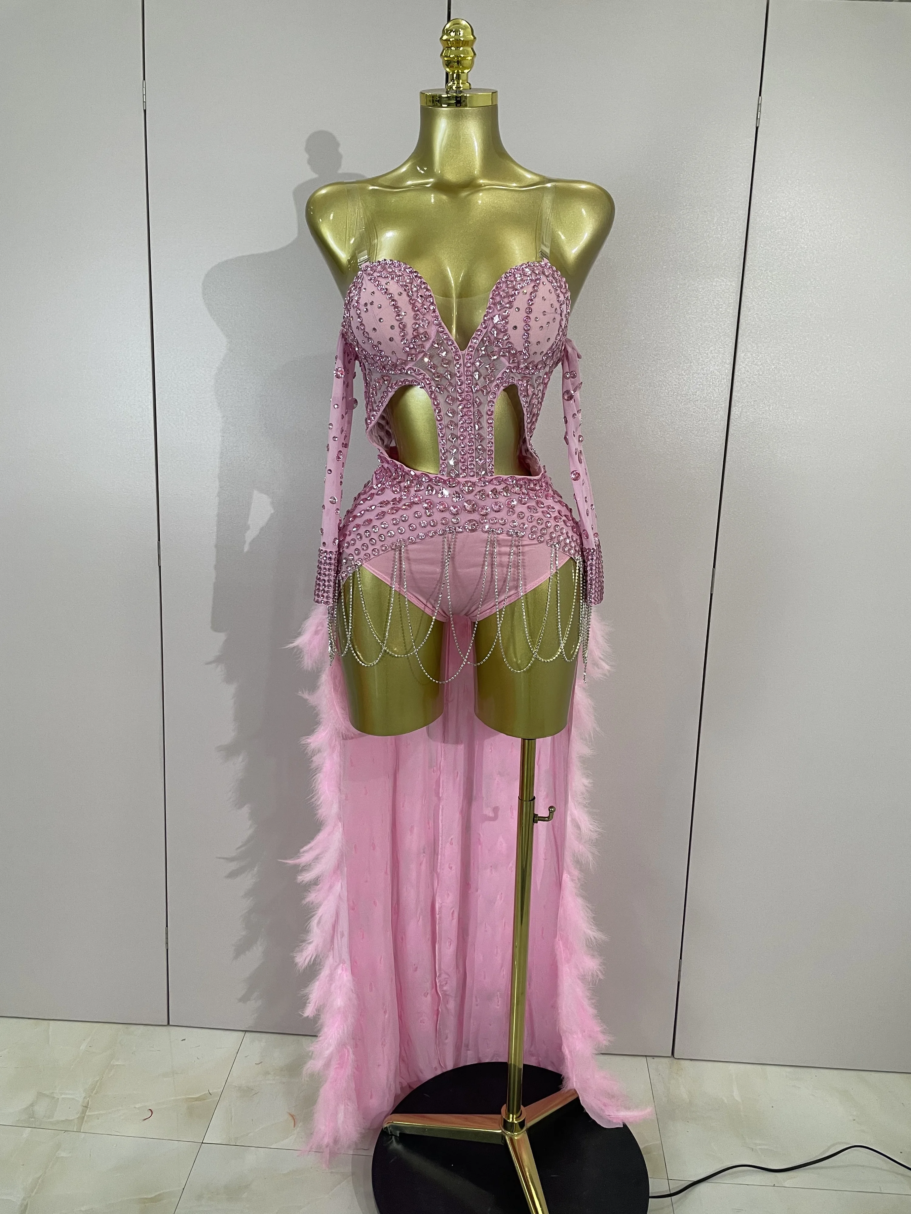 

Роскошное блестящее платье-боди с цепочками из страз и перьями, длинным шлейфом, сексуальное, из прозрачной сетки, для сцены, вечеринок, праздников, дней рождения