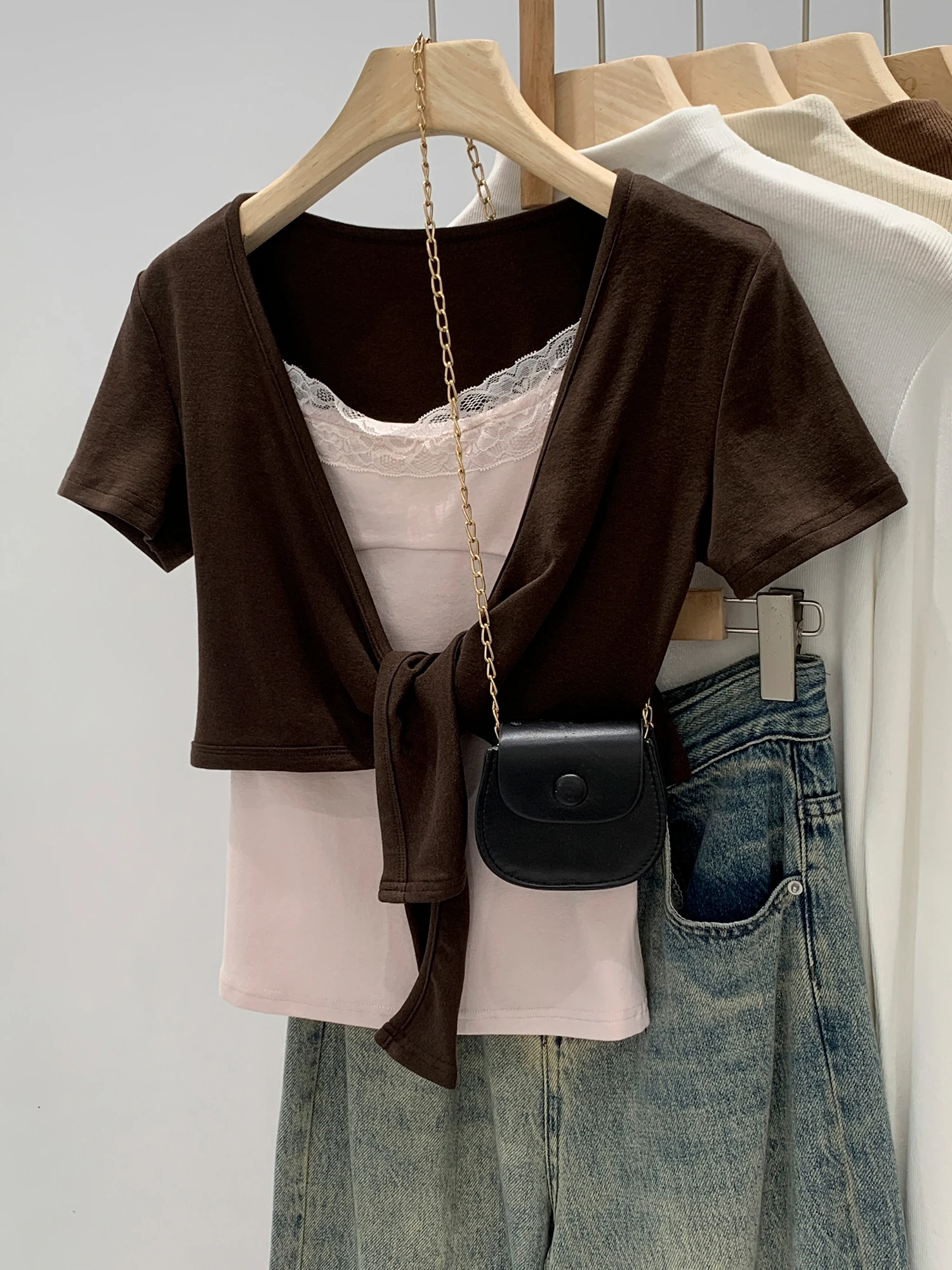 

Unique Lace Short Sleeve Two-Piece Set Women's Summer Fashion Design Sense Lace Trim Cardigan And Tank Top Ensemble