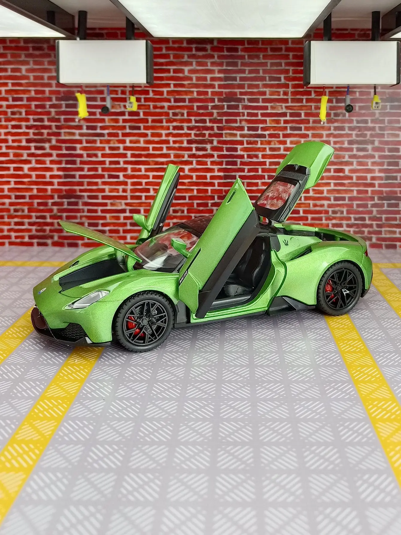 1:22 MC20 Legering Sportwagen Model trek kinderspeelgoed deuren en motorkap kofferbak kan worden geopend rijke details goede kwaliteit
