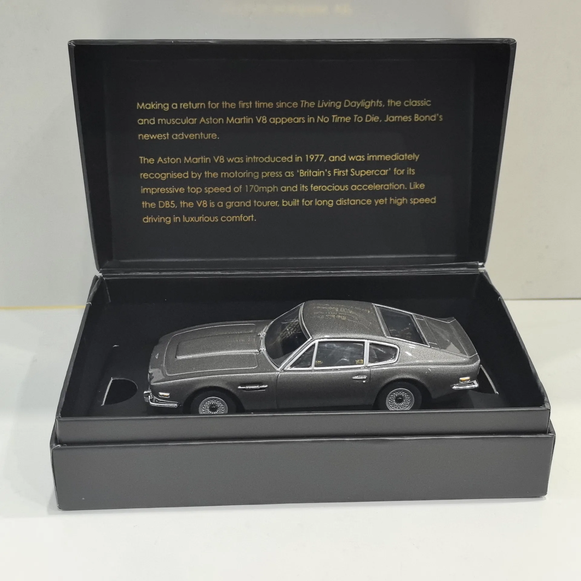 Diecast 1/36 Scale Corgi Paparazzi 007 Limited Edition ASTON MARTIN V8 รถสะสมของเล่นของขวัญของที่ระลึกจอแสดงผล
