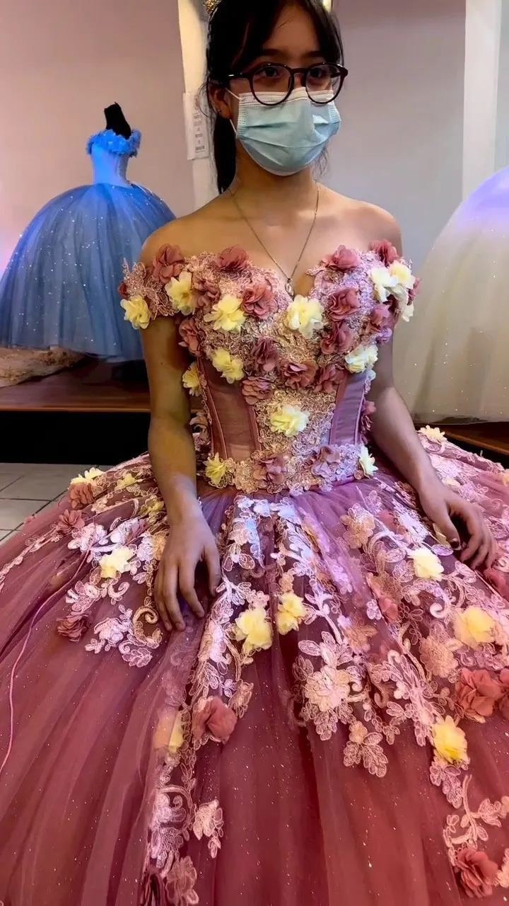 Op Maat Gemaakte Stoffige Roze Handgemaakte Bloemen Baljurk Quinceanera Jurken Met Trein Van De Schouder Vestido De Quinceañera