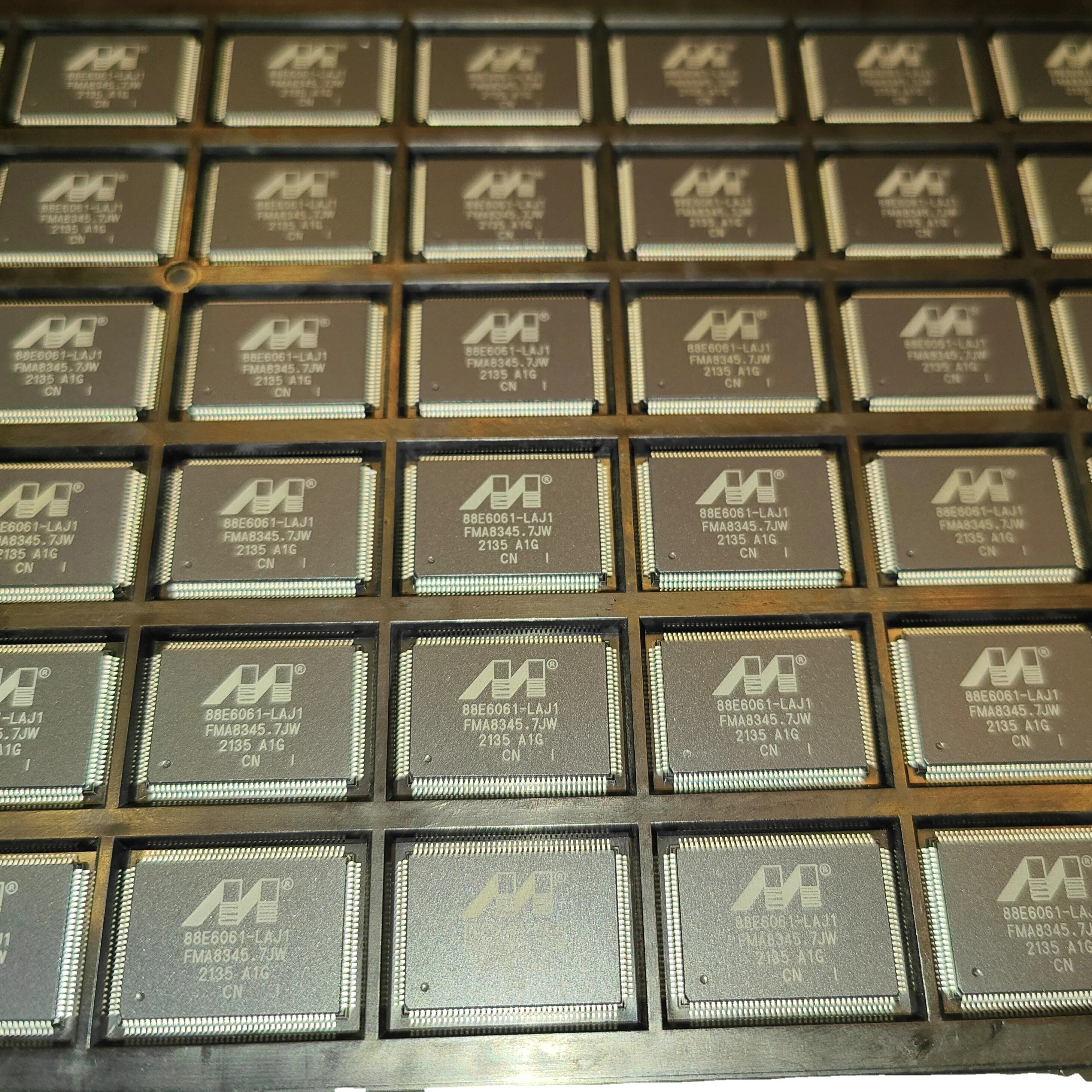 

Коммутатор Ic 88E6061-A1-LAJ1I000 Ethernet, 6 портов, 10 Мбит/с, 100 Мбит/с, контактов, PQFP