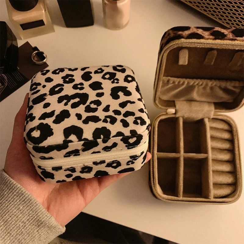 Portable Leopard Print Jewelry Pouch Trendy Leopard Print Jewelry Carriers Soft Storage Case for Business and Leisure