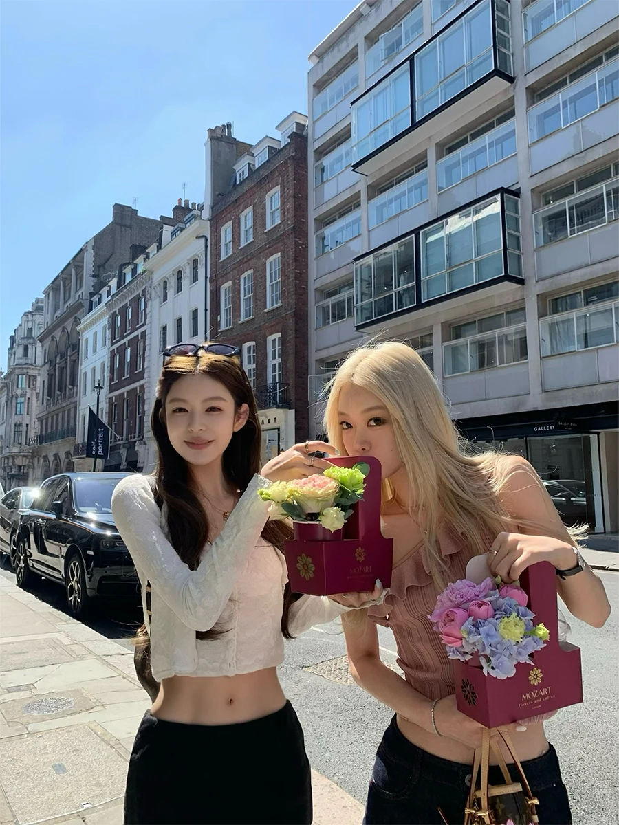 

Летний вязаный комплект Good Morning Fan Fan Milk Bunny: топ на бретельках и тонкий хлопковый кардиган с вышивкой ручной работы для защиты от солнца