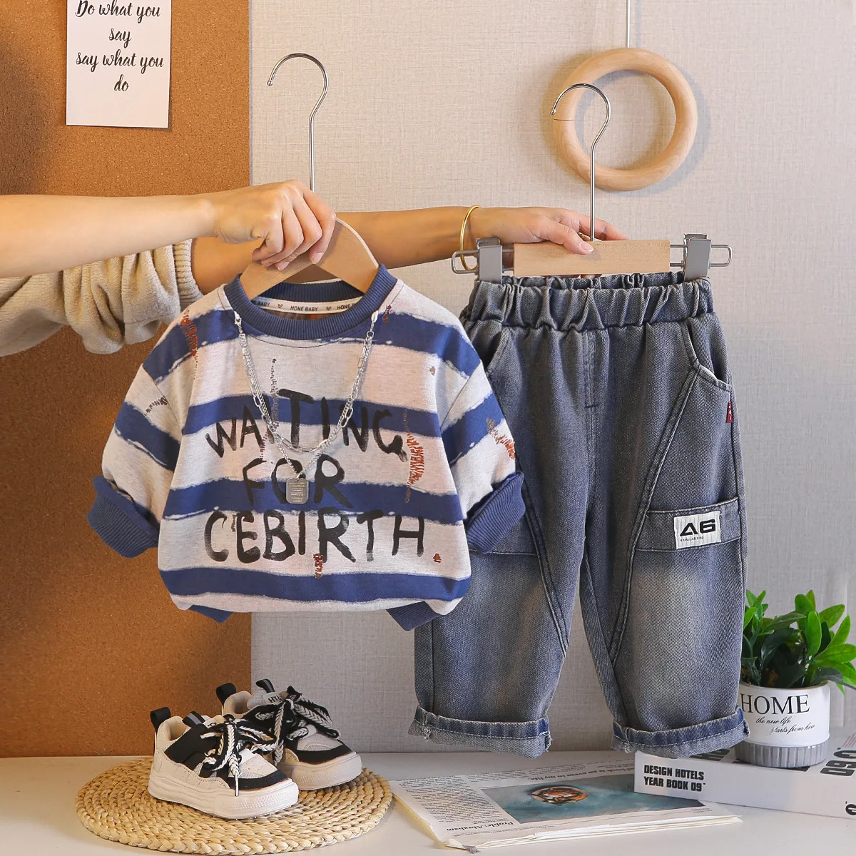 

Корейский комплект детской одежды для мальчиков из 2 предметов: свитшот с длинным рукавом в полоску с надписью и джинсы, весна-осень 2026