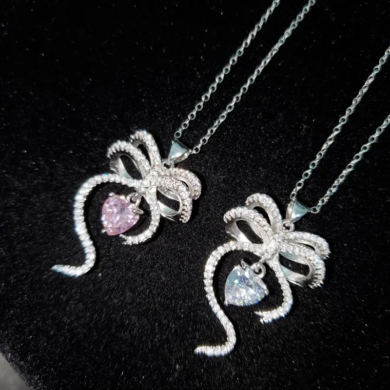 

MDL Moissanite Style Sweet Cool Style Bow Spirit Pendant Women 18k Gold Plated Niche Design Beating Heart Twinkle Pendant