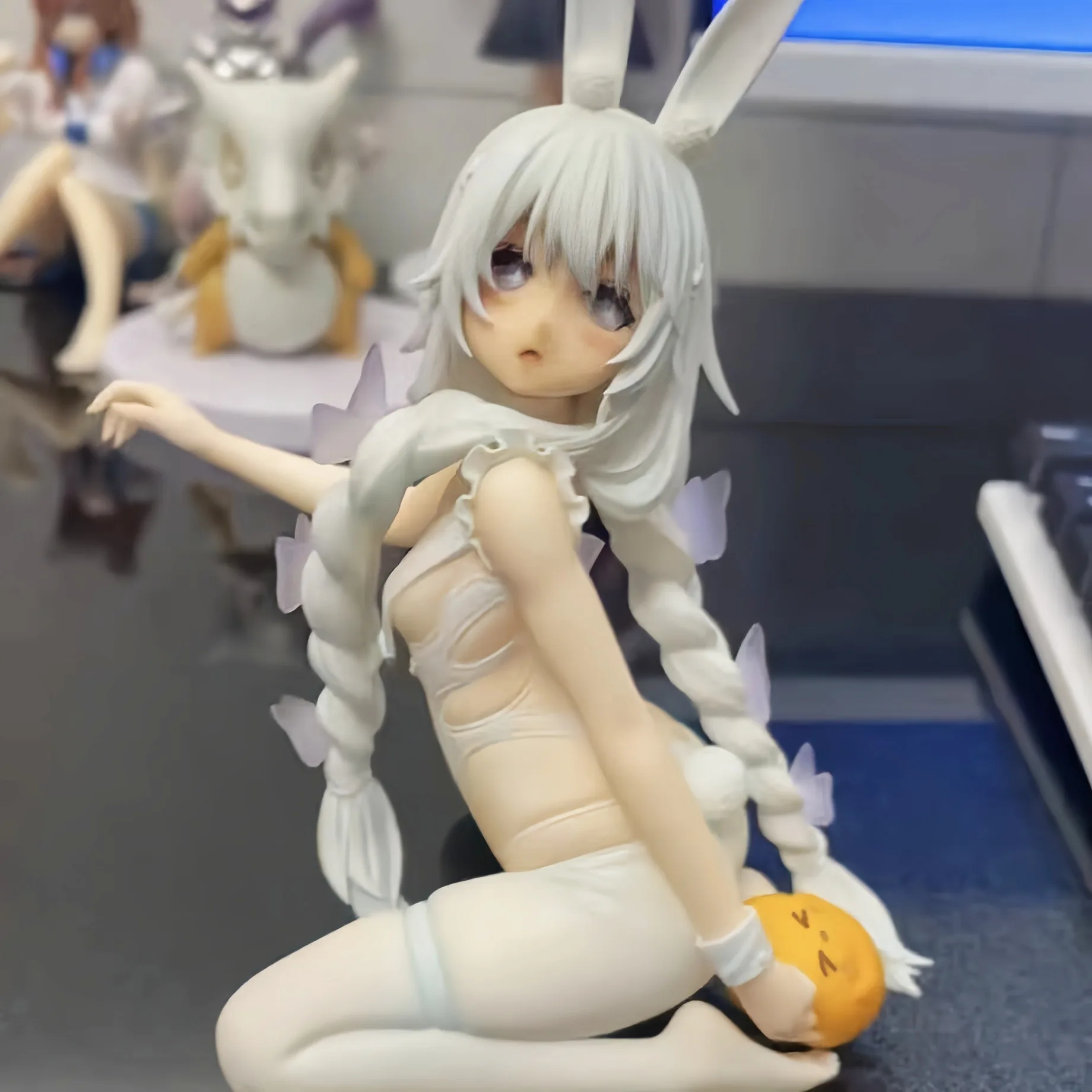 青い青い凶暴な怠惰な白いウサギの二次元フィギュアかわいい美しい女の子アニメーションモデルシャーシ装飾品