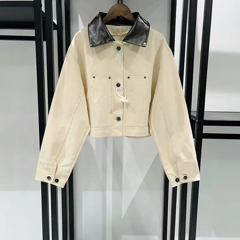 

Женская короткая куртка с кожаным воротником контрастного цвета и заниженными плечами. Стильная и универсальная куртка-топ. Высококачественный осенний сезон. Новинка