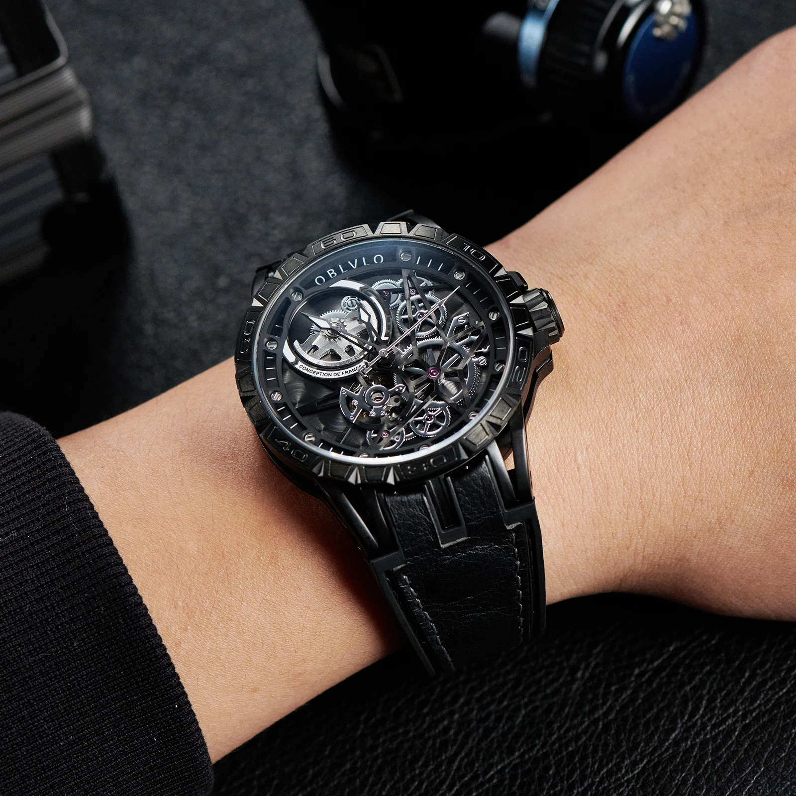 ساعة OBLVLO للرجال باللون الأسود PVD ميكانيكية أوتوماتيكية بتصميم آلي وأيدي مضيئة وحزام مطاطي مقاوم للمياه طراز عسكري LM