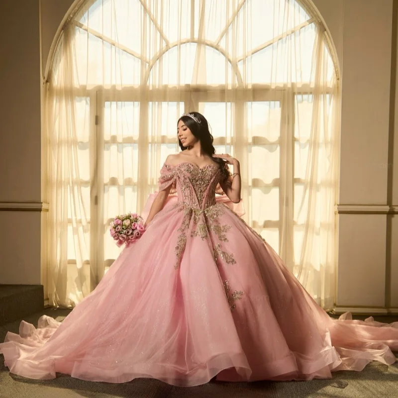ชุดเดรสงาน Quinceañera สีชมพูสดใส แบบเปิดไหล่ ประดับคริสตัลวิบวับ พร้อมหางยาวและโบว์ใหญ่ vestidos de 15 Quinceañera ﻿ ปรับแต่ง