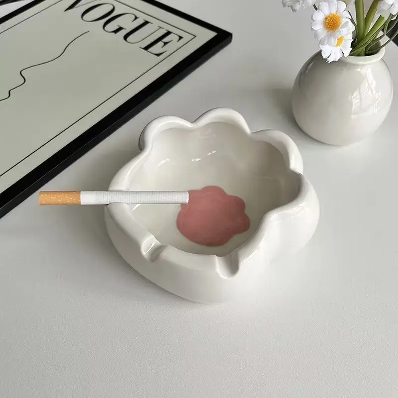 Futon Cartoon Ceramic Cat Paw Ashtray Home Living Room Anti-Dust Creative Decoration Storage Cute Animal Shaped Ashtray view 4