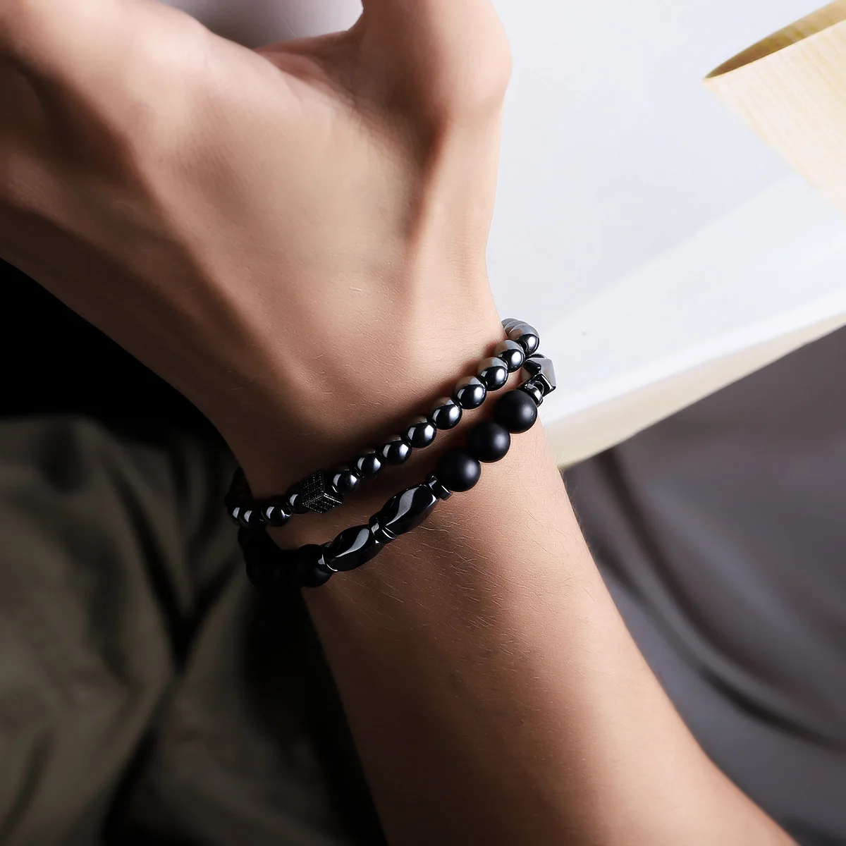 Retro-Armband mit schwarzen Gallensteinperlen, schlicht, unregelmäßig, gedreht, elastisch, Herrenarmband, Hip-Hop, trendiger Schmuck, Modeaccessoires – Detail 2