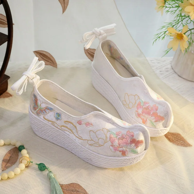 

Женские традиционные китайские туфли Ханьфу с вышивкой пиона, на платформе, с увеличенной внутренней высотой, на мягкой подошве, белые, удобные, Q-912