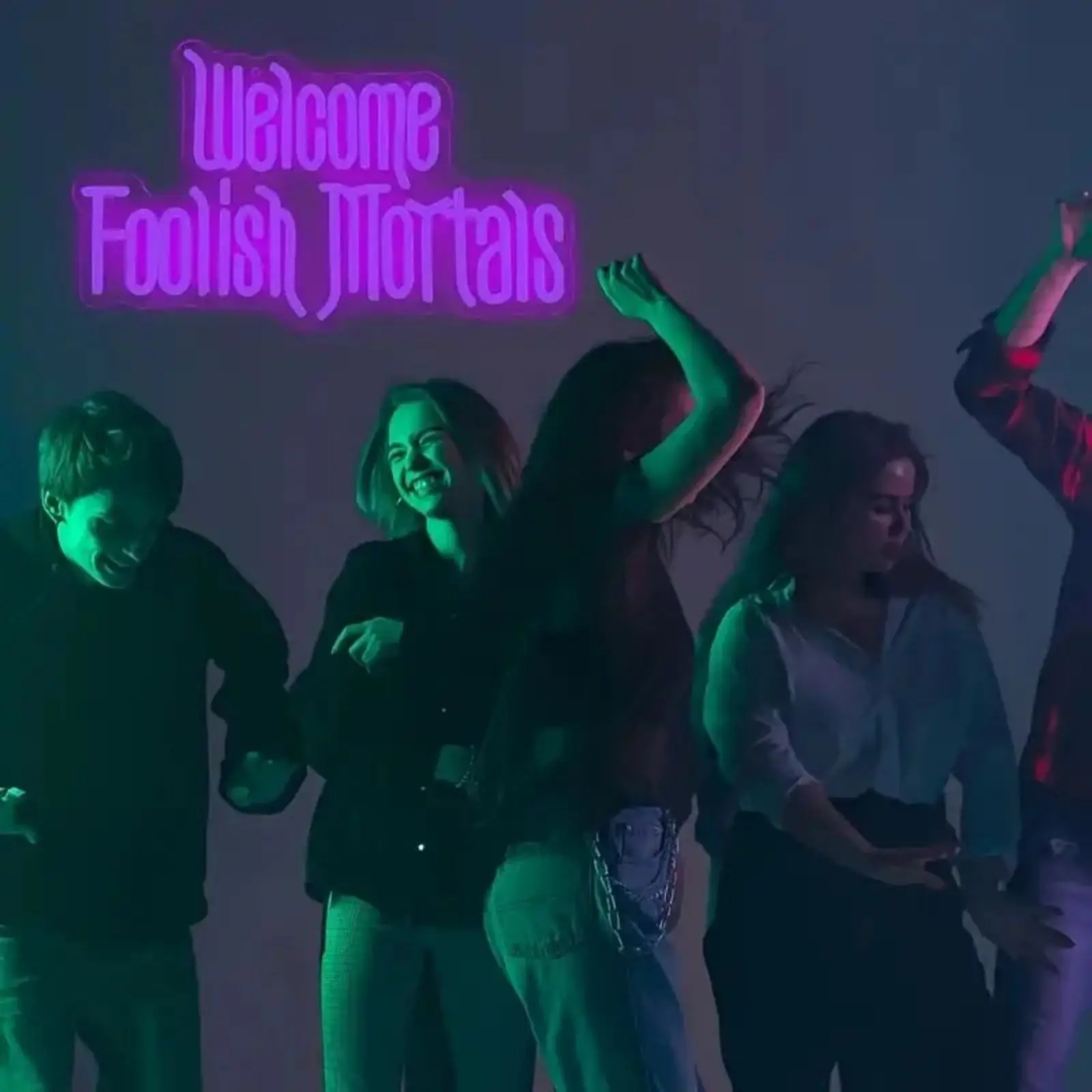 Добро пожаловать, глупый ступичный неоновый знак, яркость, жуткий готический фиолетовый дом с привидениями, дом с привидениями, гроб, светодиодный неоновый знак