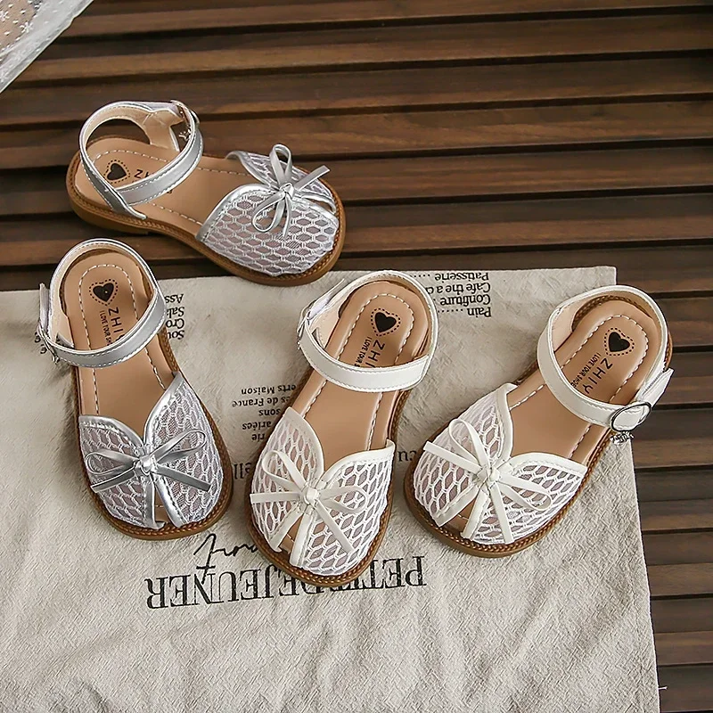 Sandały dziecięce dla dziewczynek na lato 2025, nowa moda, styl koreański, miękka podeszwa, antypoślizgowe, uniwersalne, słodkie buty księżniczki z kokardką.