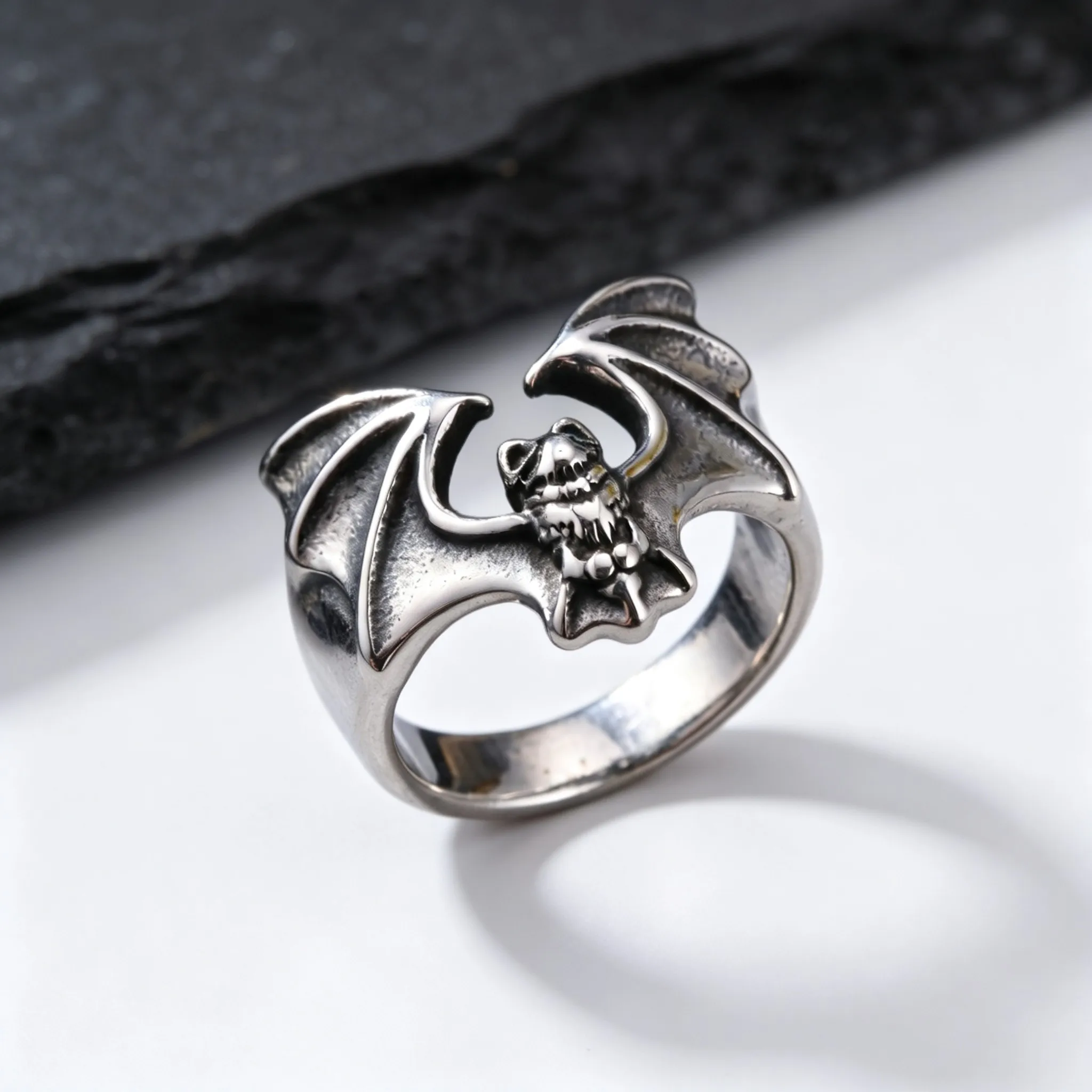 Gotischer Edelstahl-Fledermausring für Männer und Jungen, Rock-Punk Großer Geflügelter Fledermaus-Retro-Ring, Halloween-Party-Schmuckgeschenk – Detail 6
