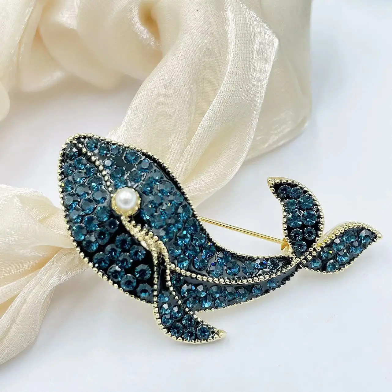 Korean version of fashionable whale brooch imitation crystal enamel dolphin animal high-end temperament brooch