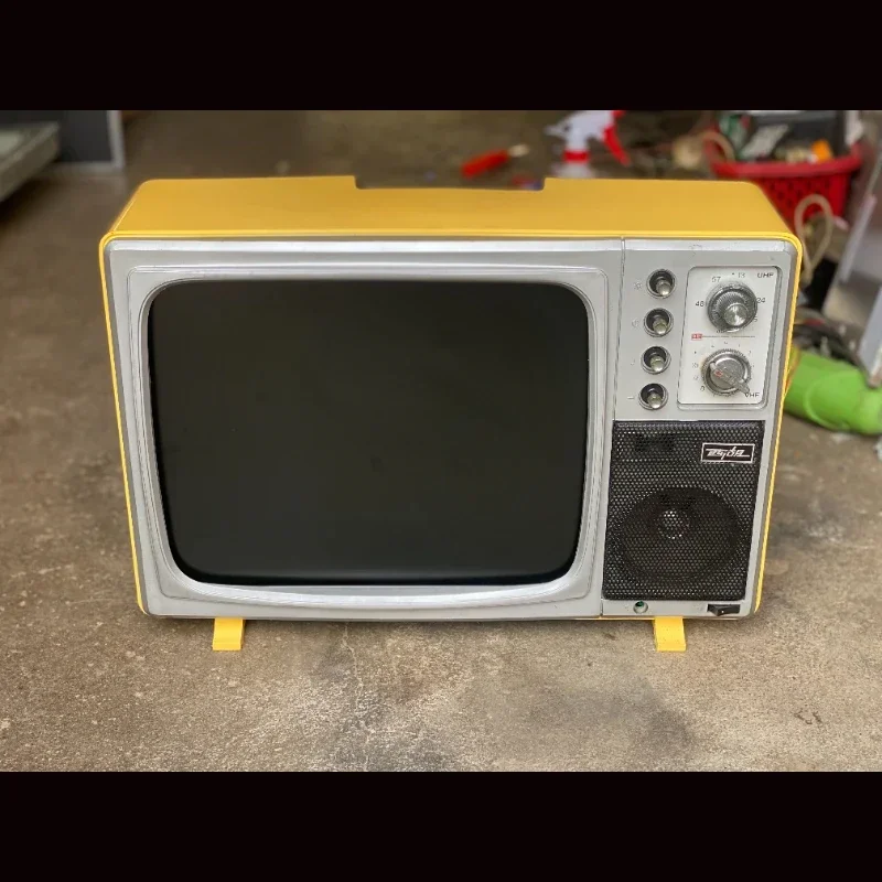 In 7080, the nostalgic retro old TV set was changed to lcd advertising machine to play black and white color dual-purpose model