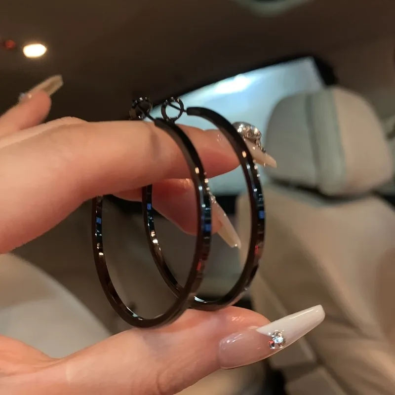 1 Pair of Simple Exaggerated Round Black Earrings with Punk Hip-hop Style for Women Fashionable Daily Jewelry Wear