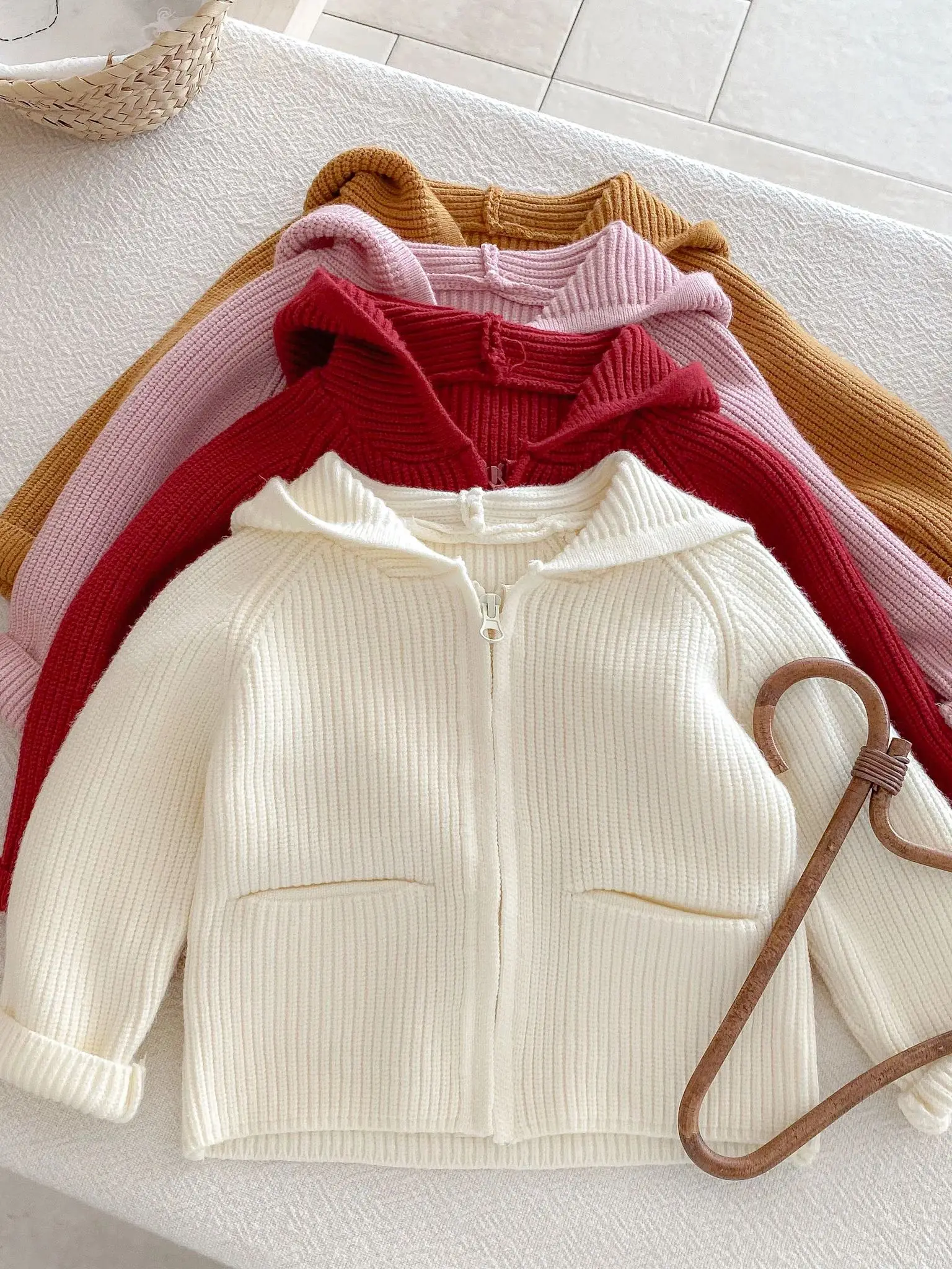 Eine einfarbige Kapuzenjacke für Mädchen ist im Herbst und Winter stilvoll, niedlich und warm. Eine lockere Strickjacke für Babys und Kleinkinder – Detail 6