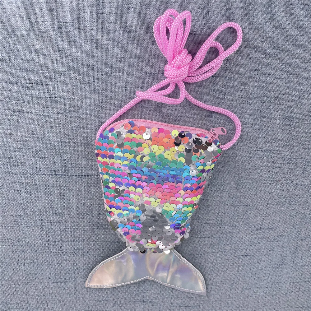 A 14x10 cm-es hal táska belseje, bemutatva a tárolási lehetőségeket apró tárgyaknak.