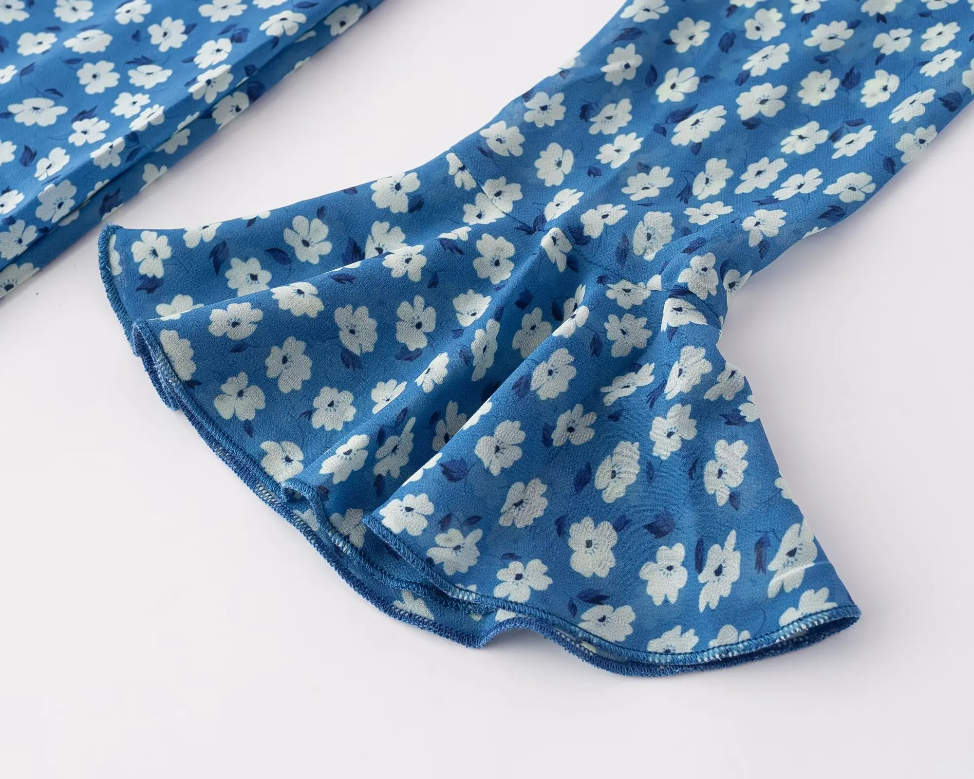 เดรสยาวพิมพ์ลายดอกไม้สีน้ำเงินเรโทรปี 2025 แขนยาวบานทรงเอวผูกโบว์ผูกเชือกยาวคลุมข้อเท้า ผ้าชีฟอง