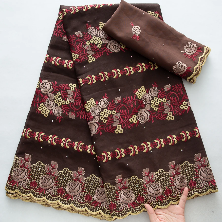 ​ Luxuriöses 2-teiliges Spitzen-Set aus Baumwolle: Floral bestickter Schweizer Voile-Stoff + Kopftuch mit goldenem Besatz |   Böhmischer Hijab und Schneiderei ​