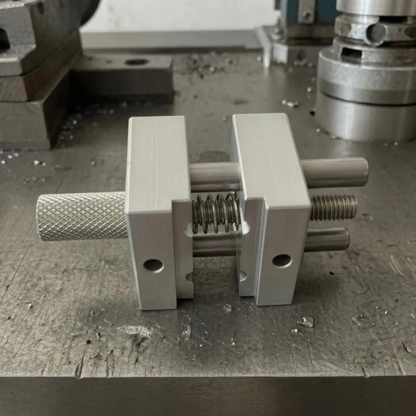 Portable Mini Vise Clamp Aluminum Body for Modeling Painting Hobby Desk with Knurled Handle and Adjustable Jaw Opening