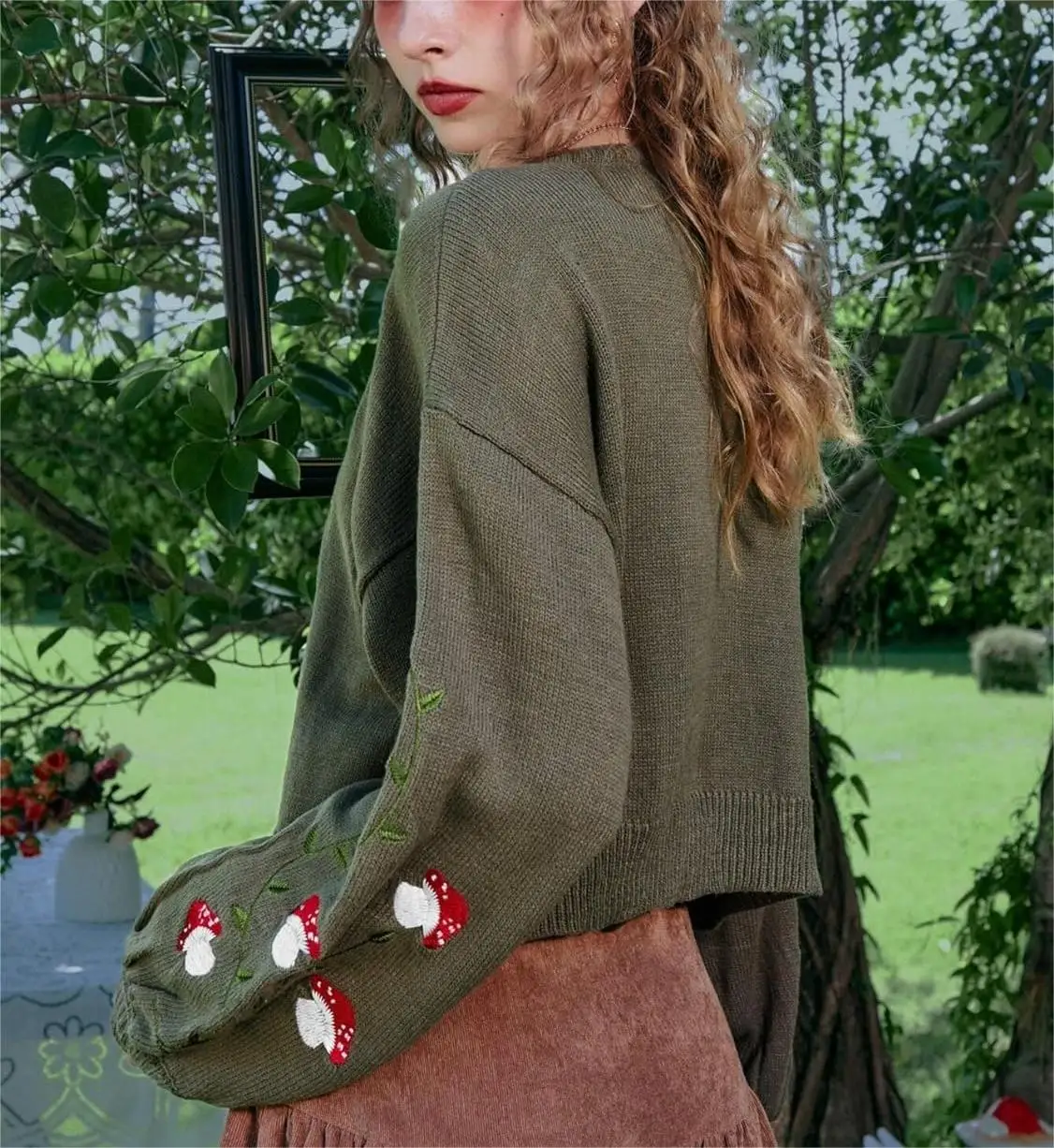 Women\'s autumn/winter mushroom button embroidered olive cardigan knit sweater