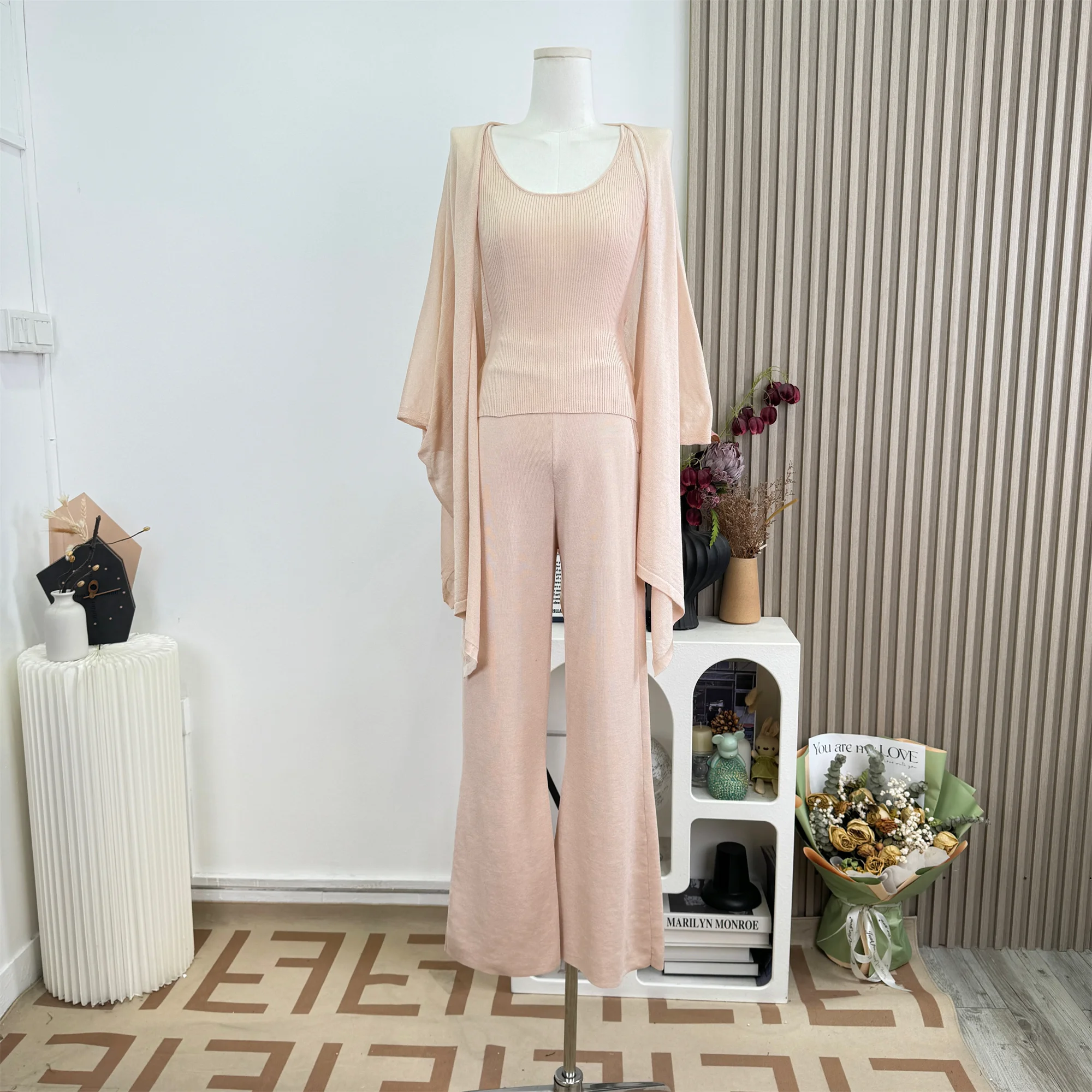 

Женский элегантный комплект из трех предметов для весны и осени: удобный кардиган с коротким рукавом, майка и длинные брюки.