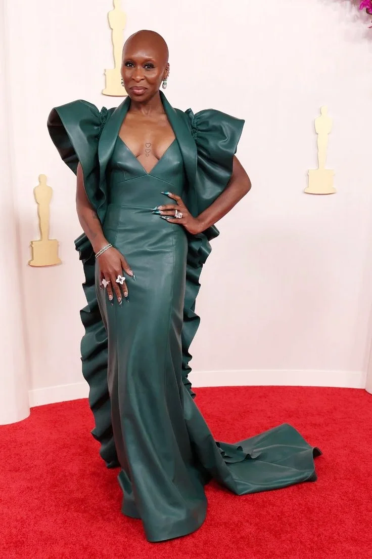 Gaun Malam Hijau Tua Kerah V Dalam dengan Ruffle Model Mermaid dan Ekor Panjang untuk Pesta Prom, Gaun Pesta Formal untuk Wanita Kulit Hitam oleh CanruoStar Wedding